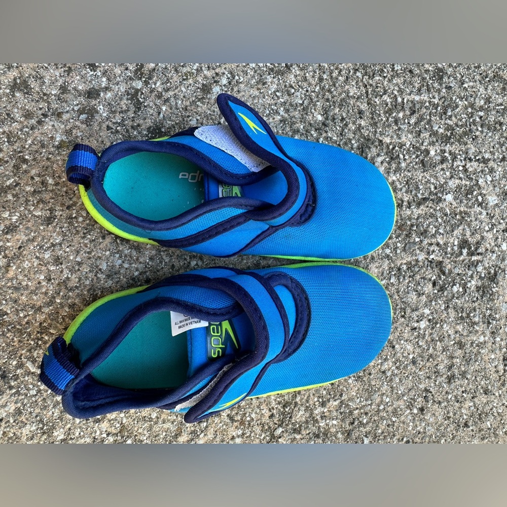 Speedo kids water shoes (Size L)